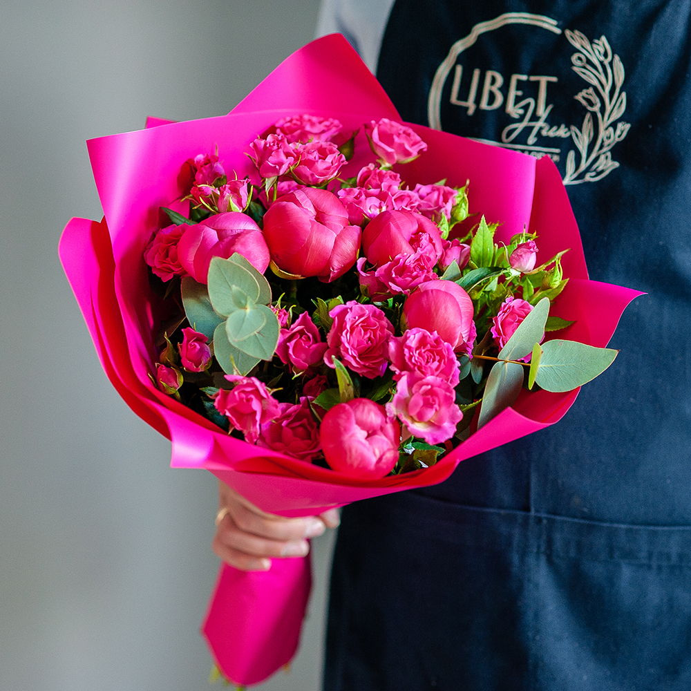 Сборный букет с пионами и кустовой розой
