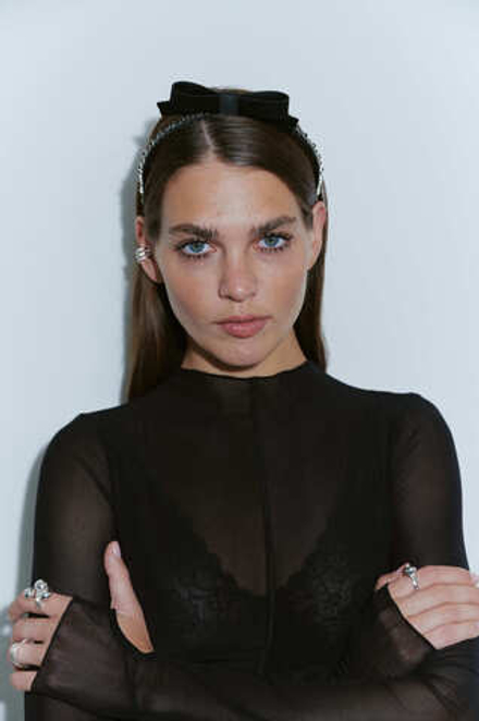 Тонкий ободок с бантом и черными камнями