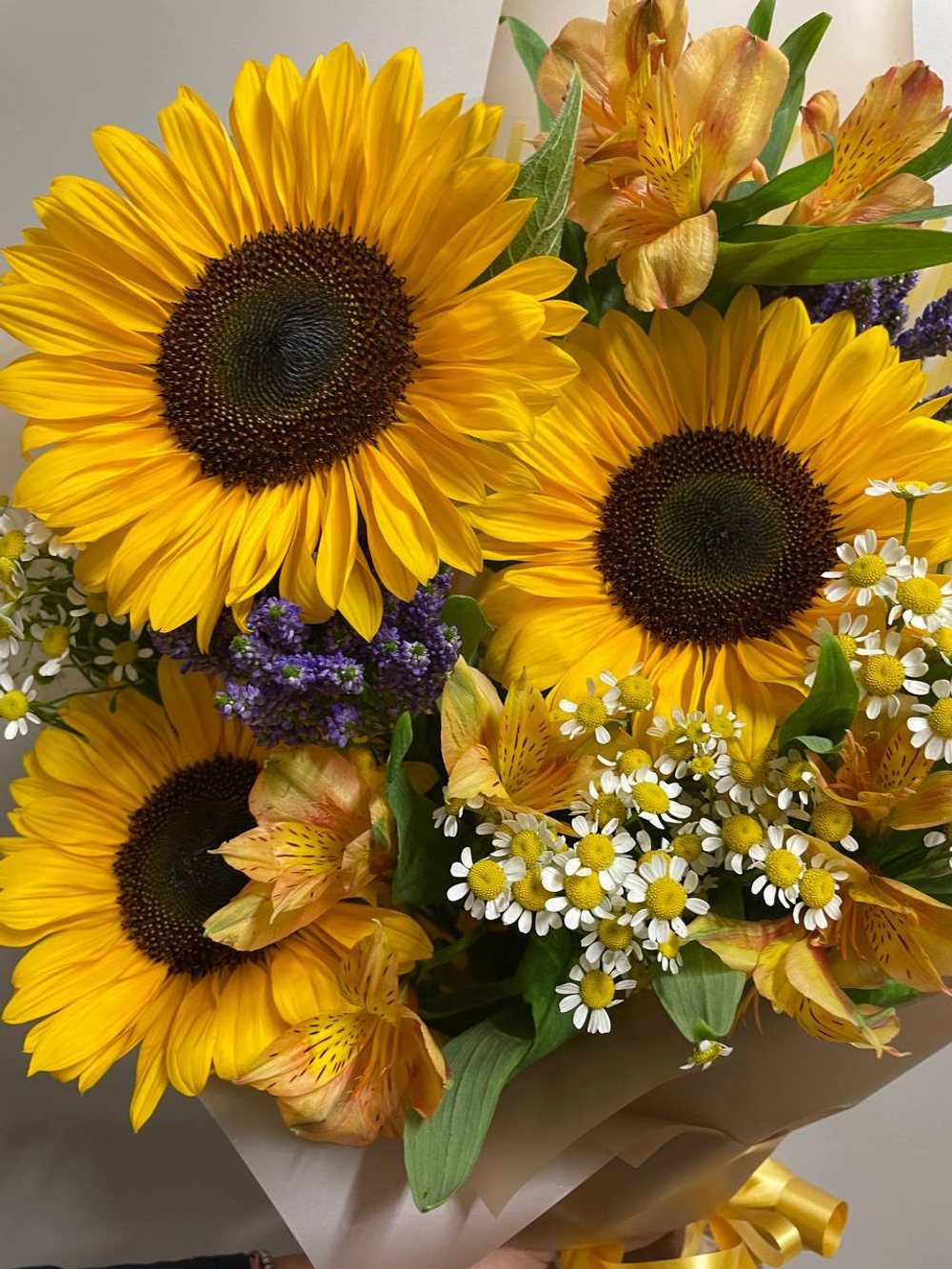 Летний солнечный букет с танацетумом и ароматными пионами Сара Бернард (С0034)