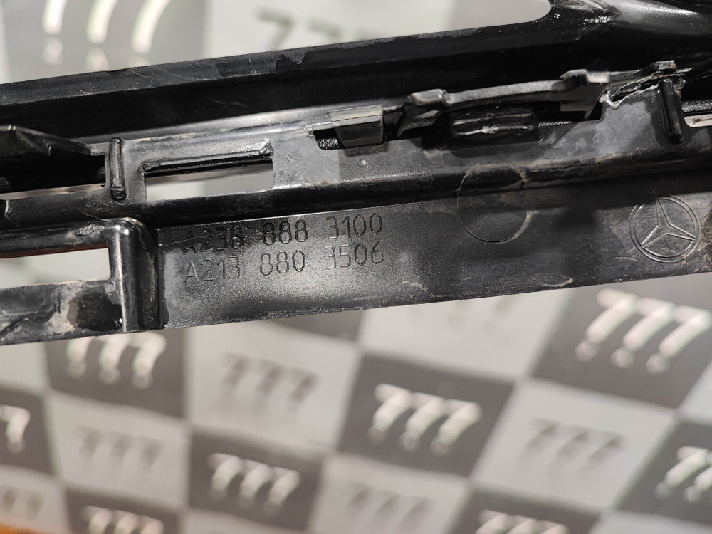 Кронштейн решетки радиатора Mercedes E (W213) 20-нв Б/У Оригинал A2138889400