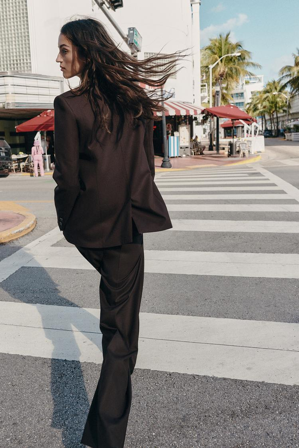 ZARA ДВУБОРТНЫЙ БЛЕЙЗЕР С ПОДПЛЕЧНИКАМИ, КОРИЧНЕВЫЙ