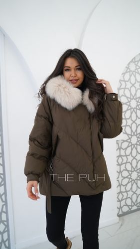 Короткий коричневый пуховик с меховым капюшоном