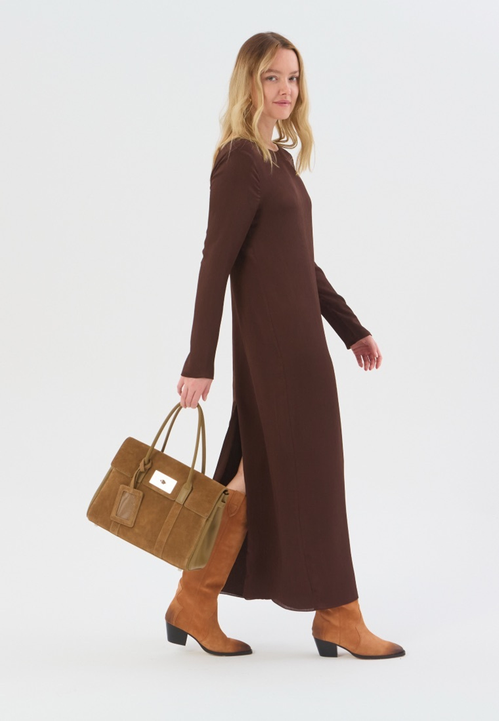 Платье жатка с открытой спиной коричневое