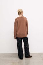 Объемный джемпер шоколадного цвета