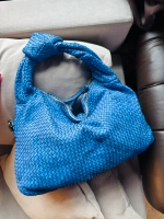 Женская большая плетеная сумка хобо из натуральной винтажной кожи синего цвета