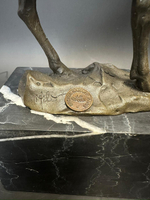 Бронзовая статуэтка «Жираф на постаменте»