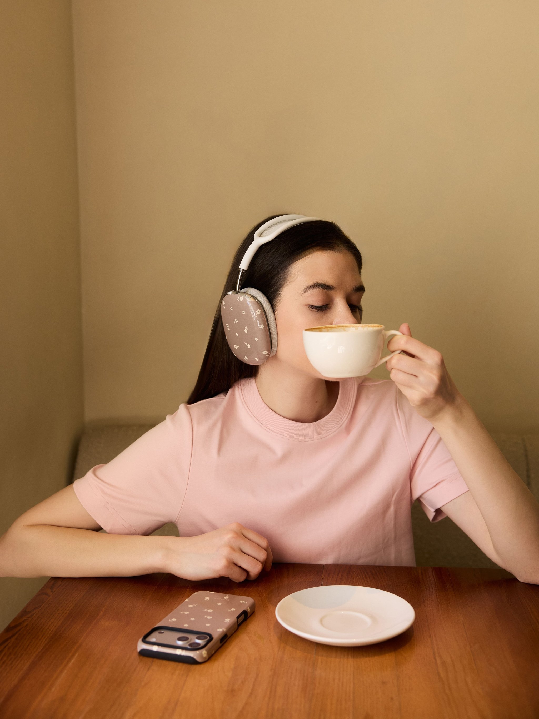 Кейс EARLY FLOWERS (бежевый) для AirPods Max