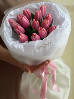 Нежный букет из розовых тюльпанов в элегантном оформлении от Флора Маркет