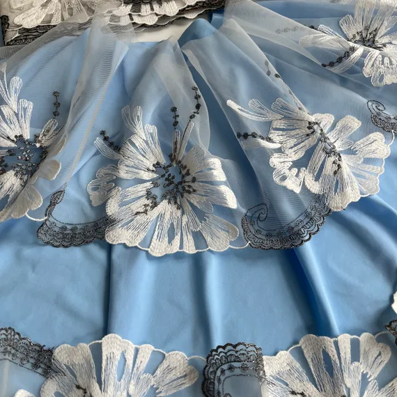 Вышивка на сетке молочная (левая) 16 см