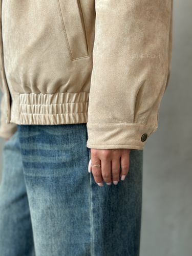 Бежевый пуховик из эко-замши с мехом песца