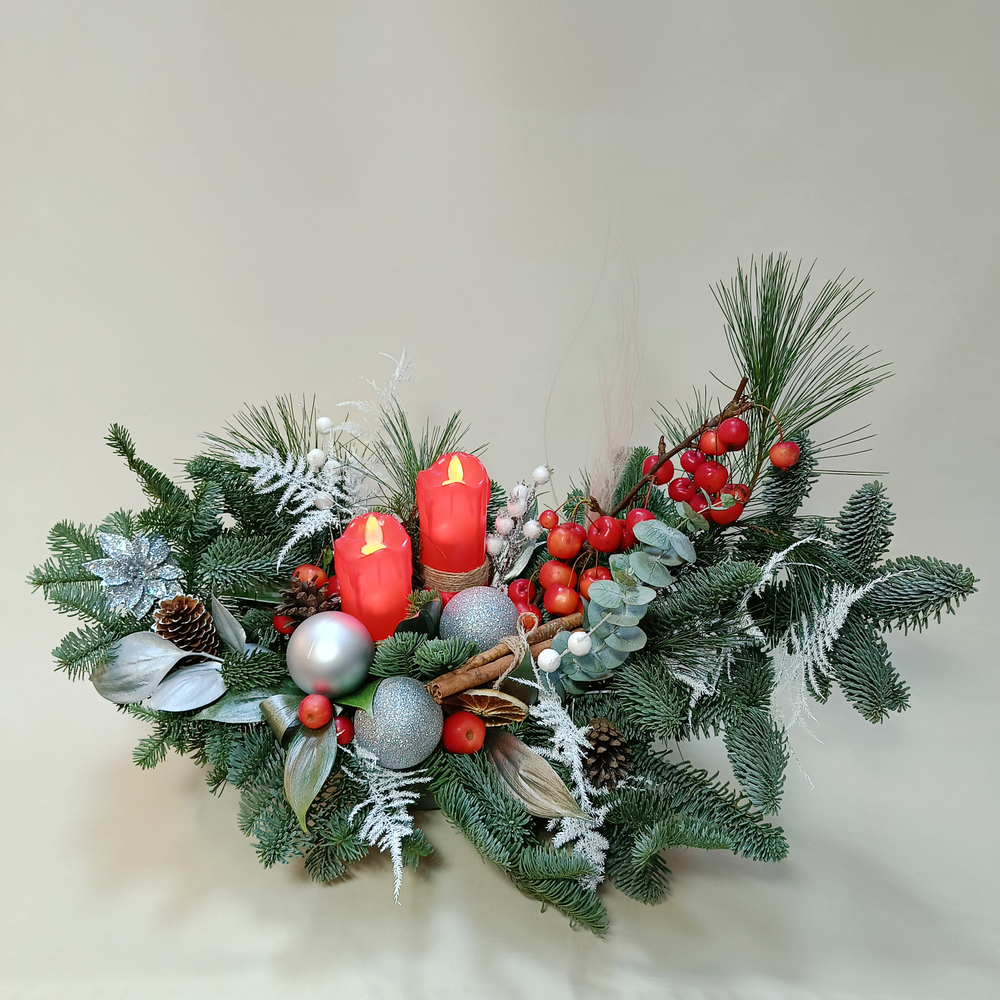 Новогодняя композиция из ели Нобилис райских яблок с искусственными свечами