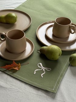 Дорожка на стол Fancy Bows оливкового цвета из коллекции Essential, 45x150 см