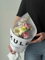 Кулек сборный из диантусов, маттиолы и минигерберы