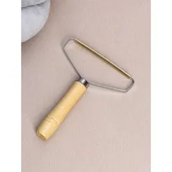 Скребок для чистки одежды, ковров, мебели, 16,5×12,5 см, ручка сосна