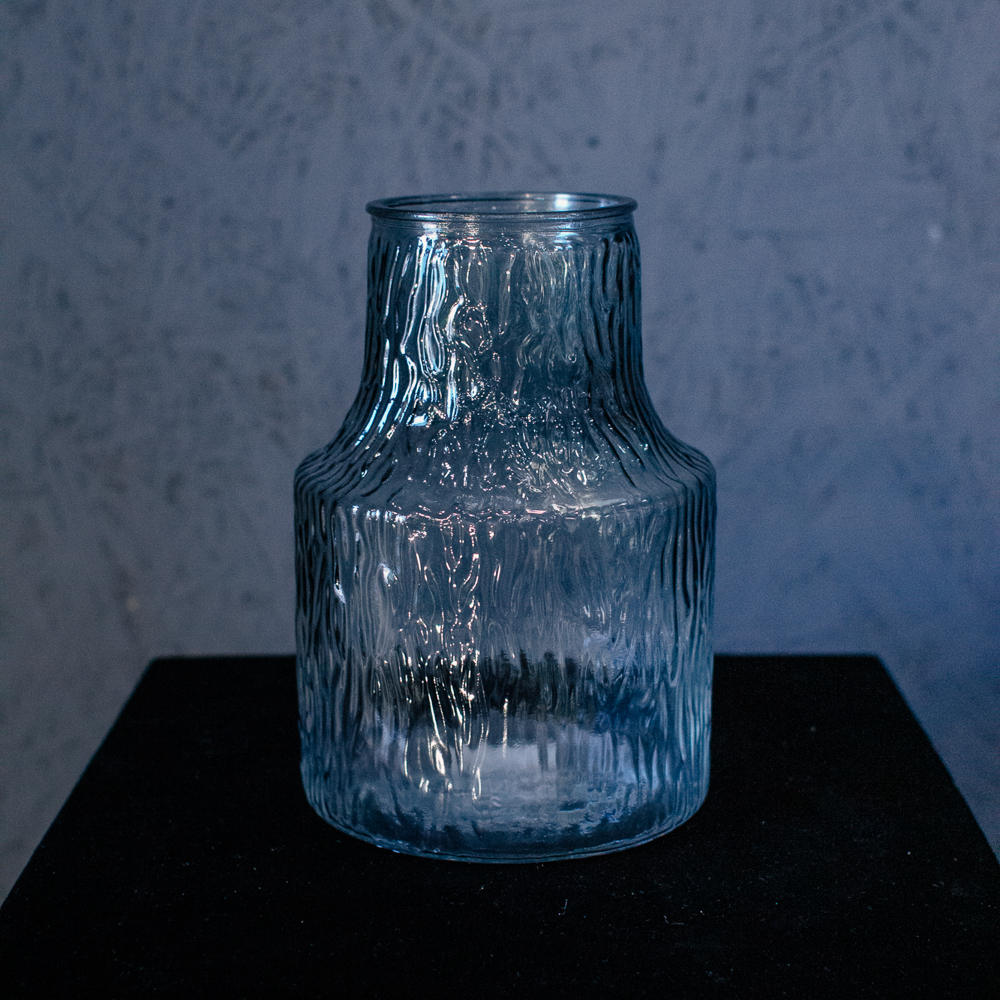 3. Серо-голубая стеклянная ваза с рельефом воды