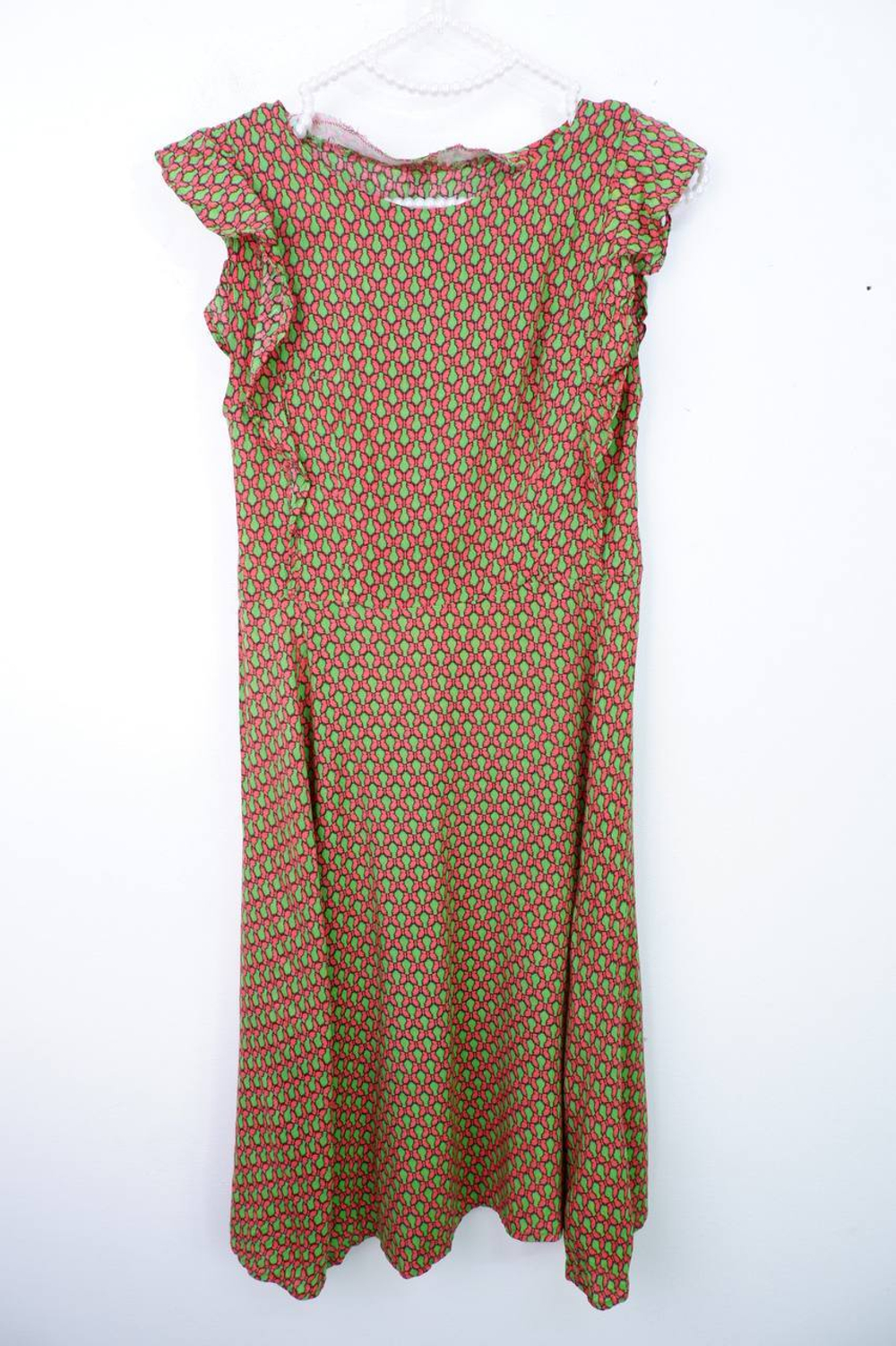 Платье лаконичное, визуально на 40 размер