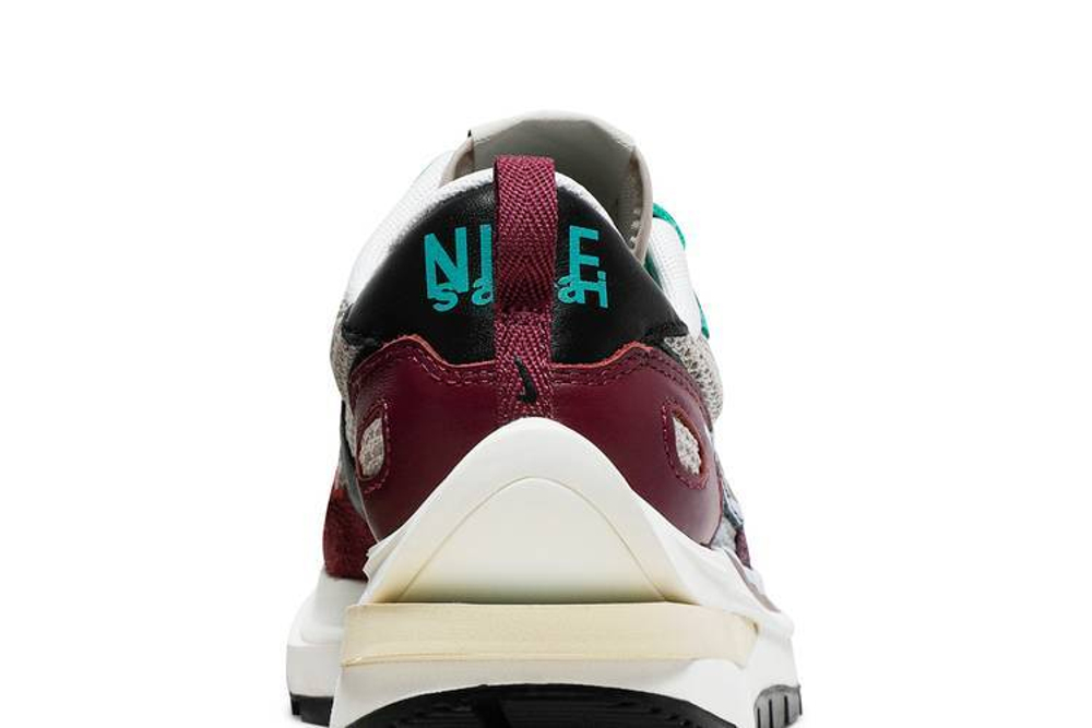 Кроссовки Sacai X Nike Vaporwaffle String Villain Red