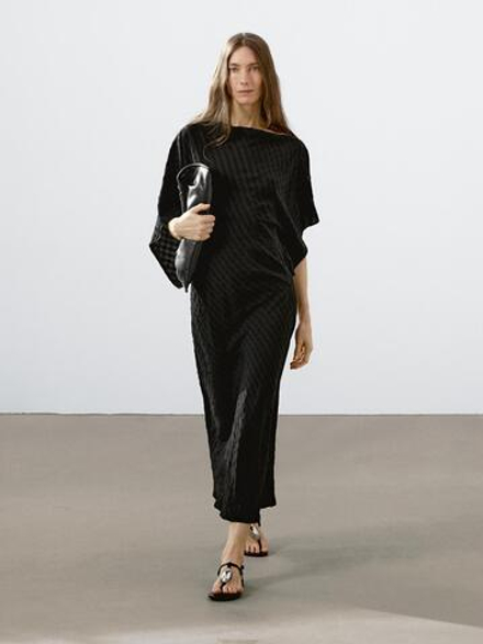 Massimo Dutti Длинное платье из струящейся ткани с рельефным узором, черный