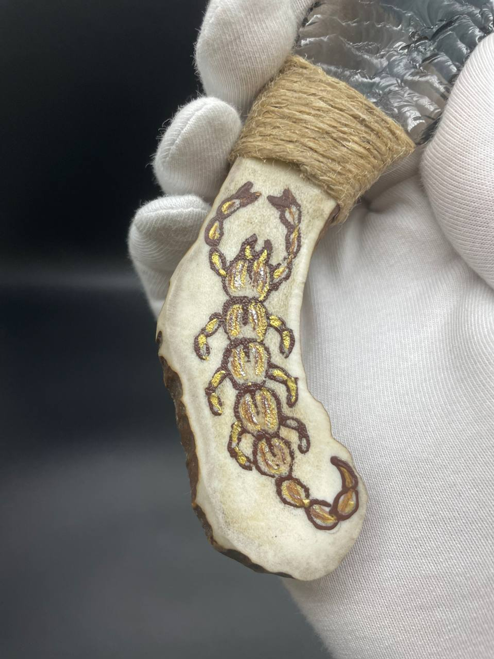 Обсидиановый нож с рукояткой из рога оленя с рисунком скорпиона 16 см