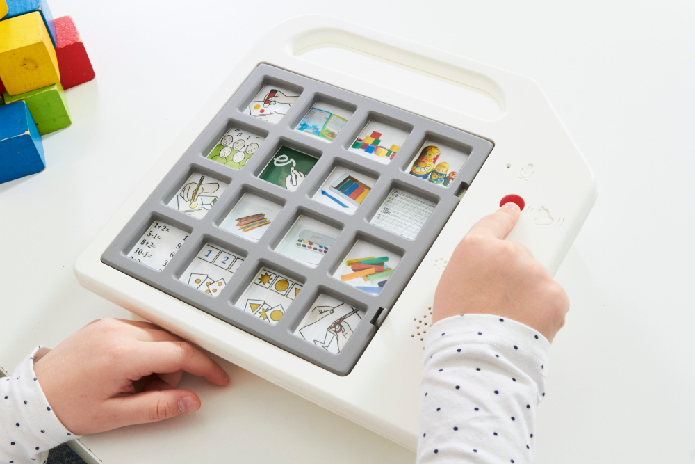 Многоуровневый коммуникатор с кнопкой вызова помощника TalkBox