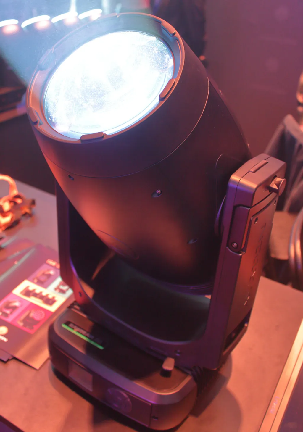 На ISE 2026 Ayrton показал лазерный прибор Rawbeam 350.