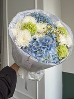Букет сборный из гортензий, хризантемы, ромашки и диантусов