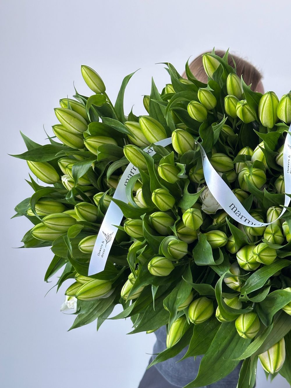 Лилия пионовидная в белом оттенке