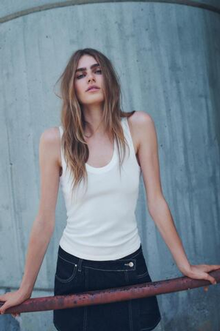 ZARA БАЗОВЫЙ ОДНОТОННЫЙ ТРИКОТАЖНЫЙ ТОП, БЕЛЫЙ