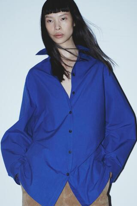 ZARA РУБАШКА ИЗ ПОПЛИНА С БОКОВЫМИ ВЫТАЧКАМИ, ЯРКО-СИНИЙ