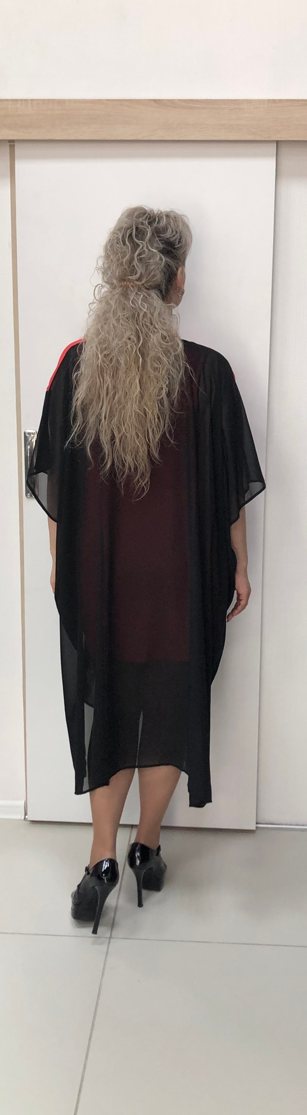 Летнее нарядное платье-двойка с оригинальным принтом