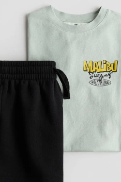 H&M Комплект из футболки и шорт с контрастным принтом, светло-зеленый