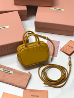 Мини-сумка Miu Miu женская кожаная в желтом цвете