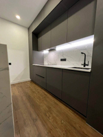 Кухня с островом из кварцевого агломерата Calacata