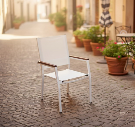 Стул с мягким сидением и подлокотниками