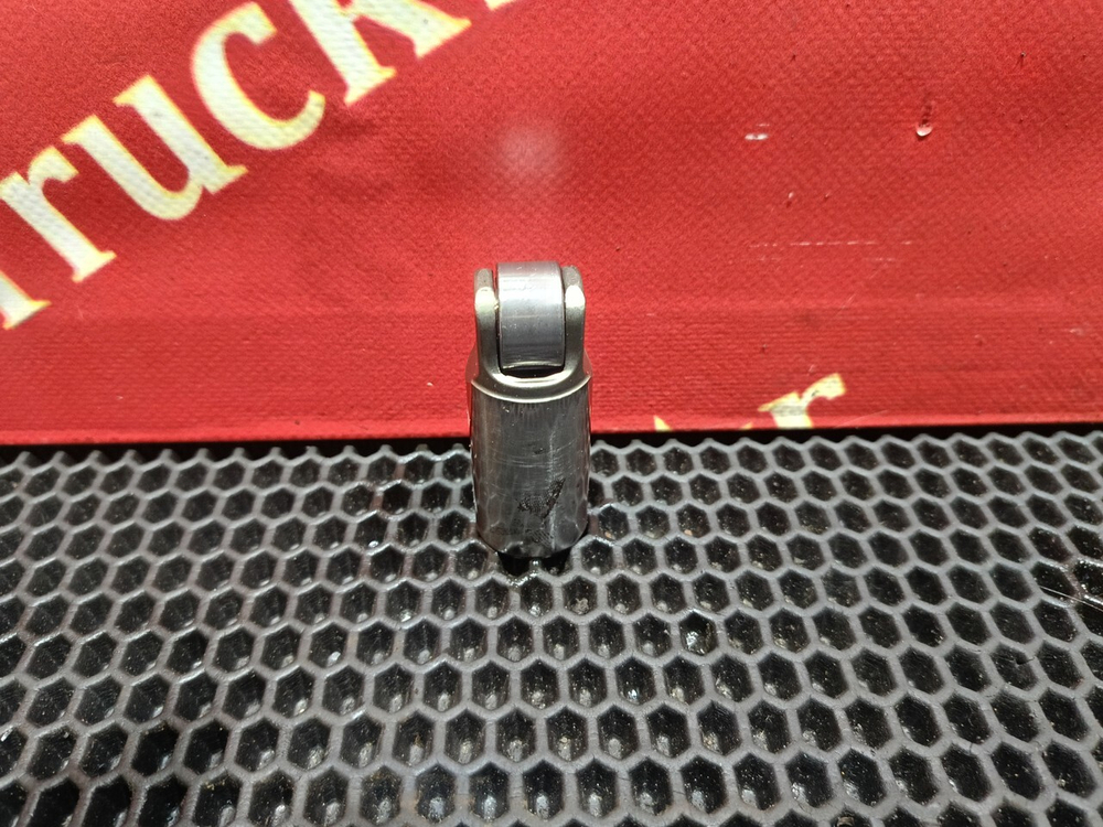 Толкатель впускного клапана