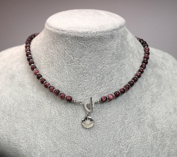 Колье-чокер с корундом «Винный ритм»