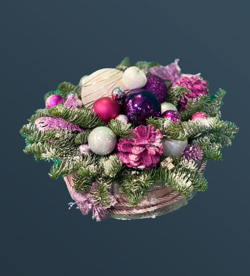 Композиция с розовыми украшениями