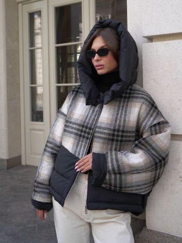 Черный клетчатый пуховик с капюшоном