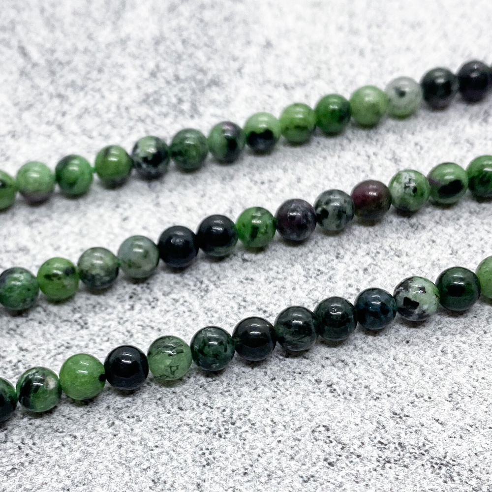 Бусины Цоизит (с корундом), диаметр 4 мм, цена за 43-44 шт (1/2 нити)