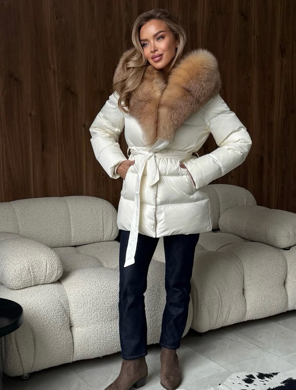 Пуховик в молочном цвете с мехом золотой лисы 75см