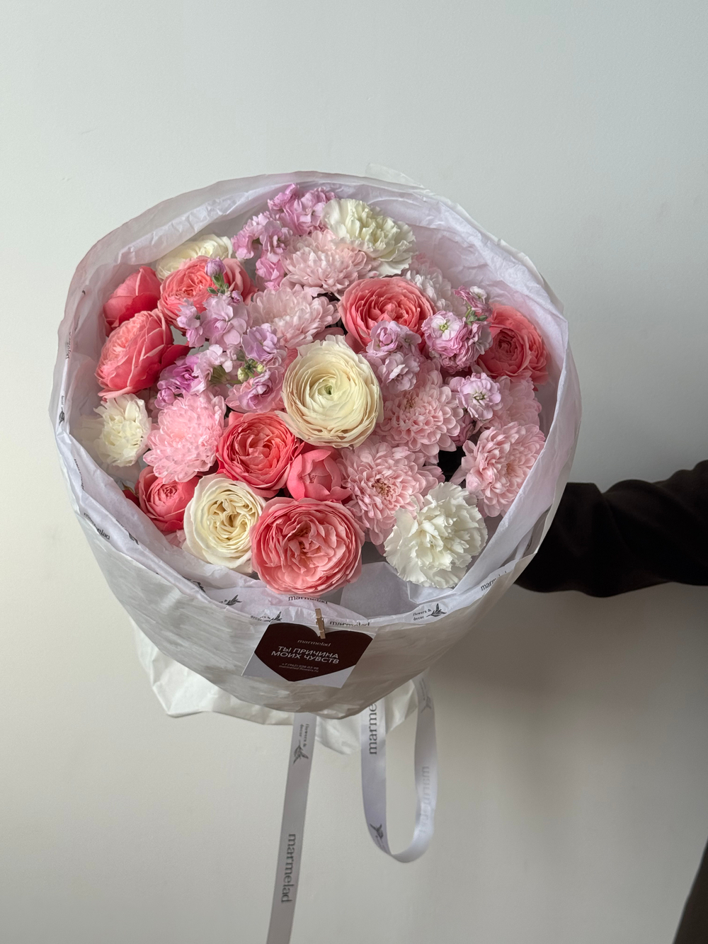 предзаказ - сборный букет из хризантемы, маттиолы, кустовых пионовидных роз и диантусов - размер M