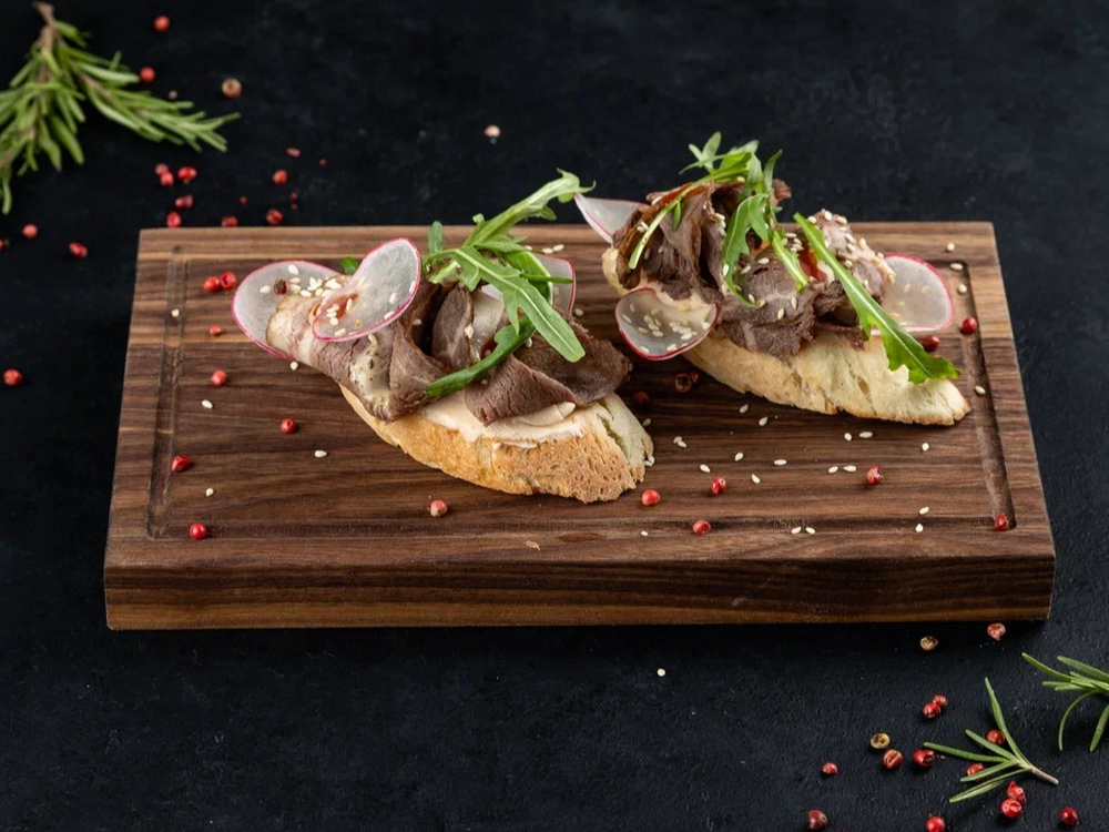 Брускетта с ростбифом и кунжутным соусом