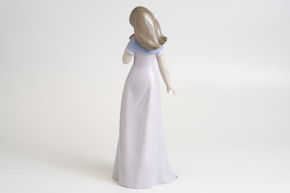 Фарфоровая статуэтка Lladro «Элегантная поза» (Elegant Pose)