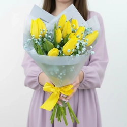 Букет "Бриз" из 11 желтых тюльпанов и гипсофилы.