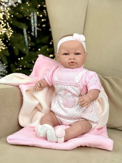 Кукла Berbesa мягконабивная 50см SARA с пледом (5217S)