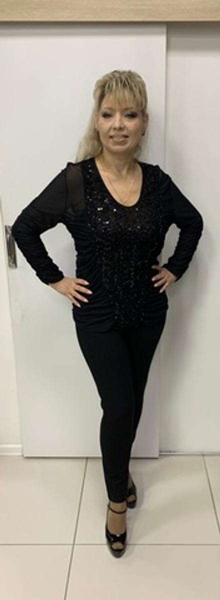 Нарядный черный блузон с пайетками