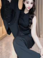 Женский брючный костюм с жилетом