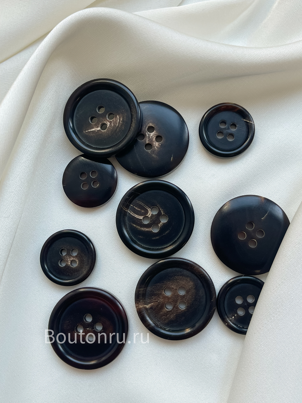 Пуговицы на прокол натуральный рог темно-коричневые с бежевыми прожилками