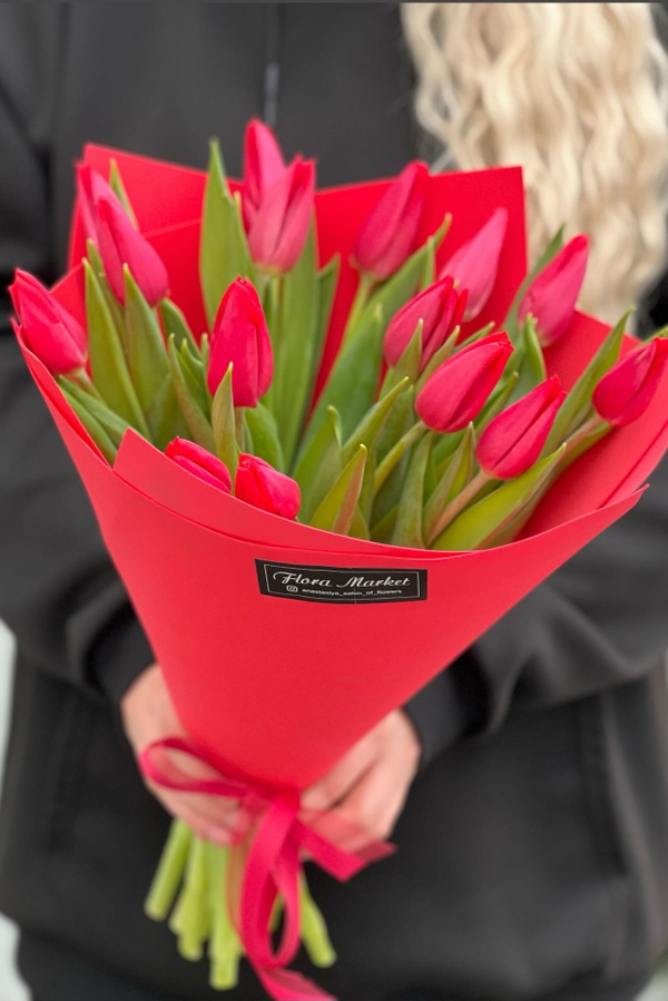 Эффектный букет из красных тюльпанов от Флора Маркет
