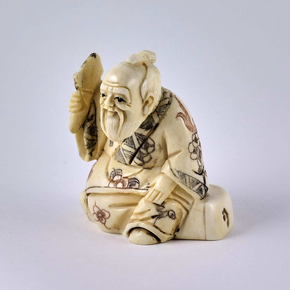 Нэцкэ Монах с веером